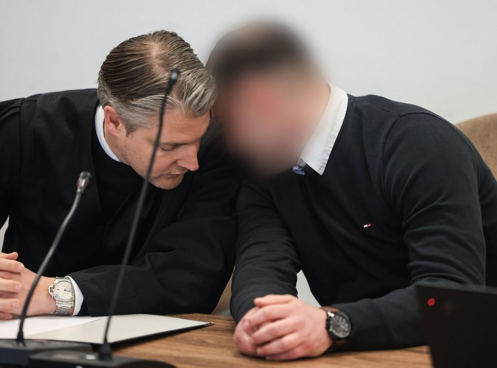 Der Angeklagte (r) mit seinem Anwalt im Kölner Landgericht. - Foto: Oliver Berg/dpa