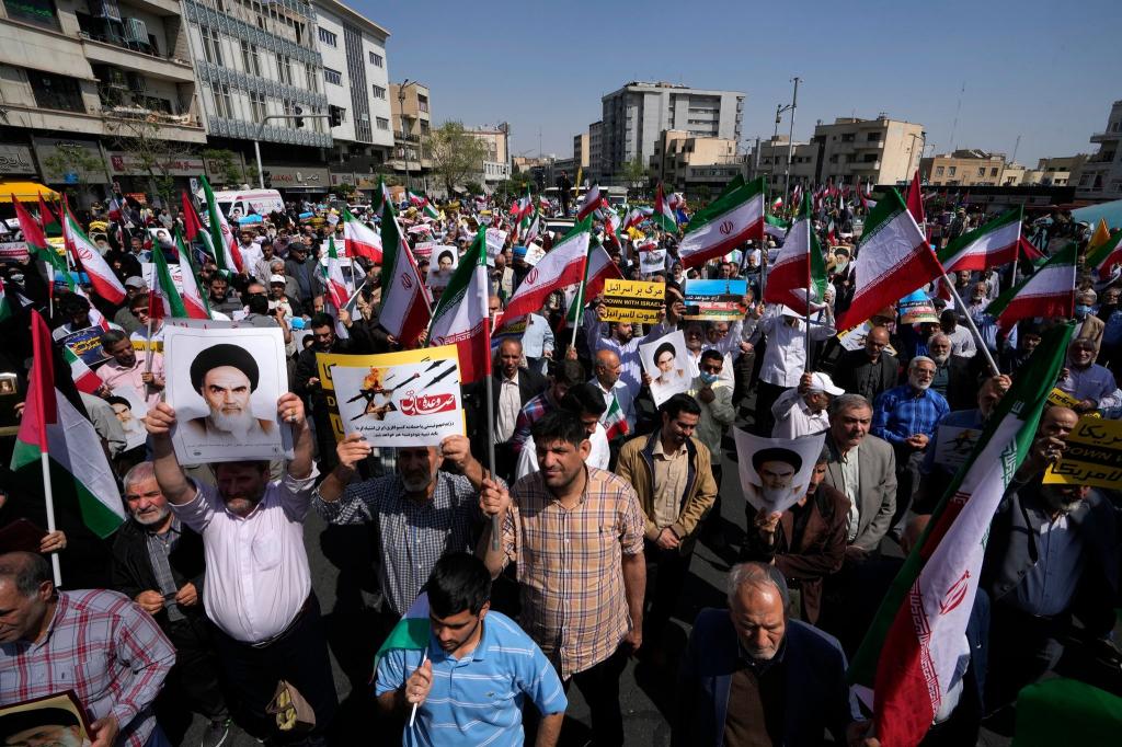 Iranische Gläubige nehmen an einer anti-israelischen Versammlung in Teheran teil. - Foto: Vahid Salemi/AP