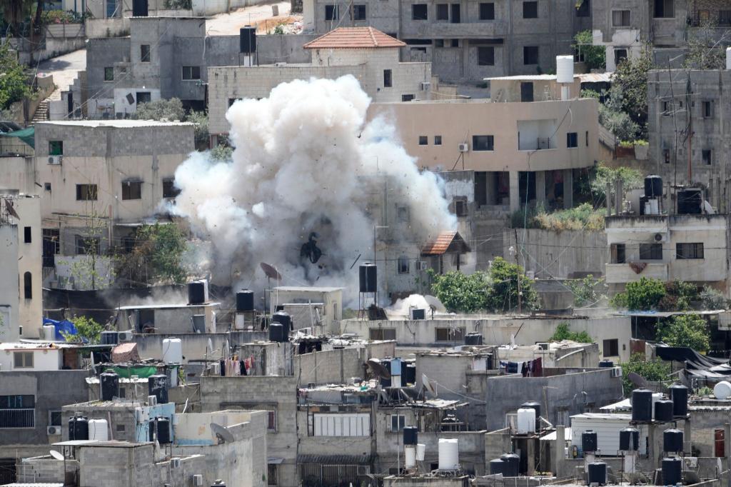 Rauch steigt über dem Flüchtlingscamp Nur Schams im Westjordanland nach der Explosion infolge eines israelischen Angriffs auf. - Foto: Majdi Mohammed/AP/dpa