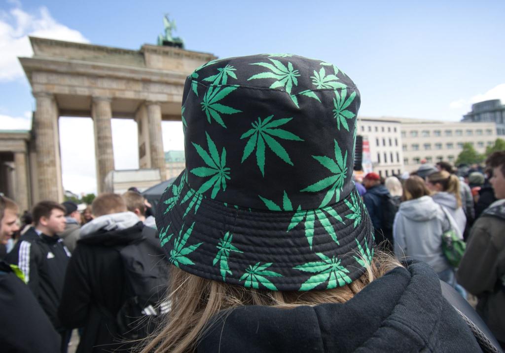Tausende Menschen feierten am Brandenburger Tor bei der Kundgebung und dem Fest zur Legalisierung von Cannabis. - Foto: Paul Zinken/dpa