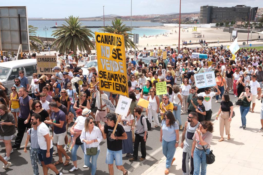 Demonstration gegen das Massentourismusmodell auf Fuerteventura. - Foto: Europa Press Canarias/EUROPA PRESS/dpa