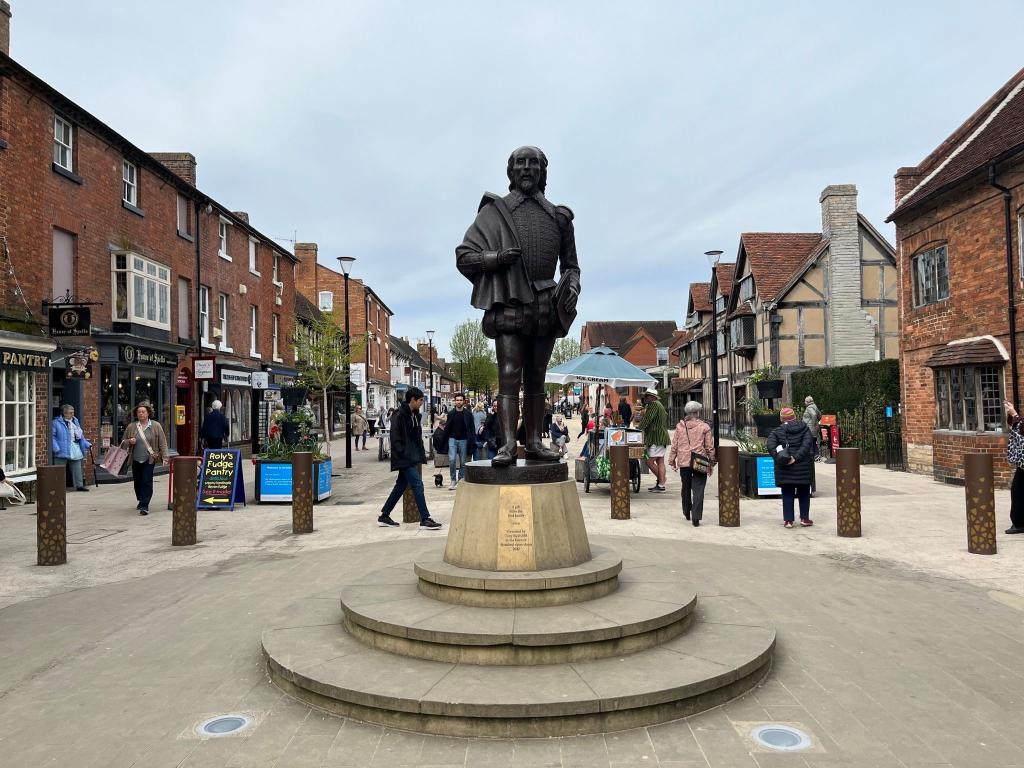 Eine Statue von William Shakespeare in der englischen Stadt Stratford-upon-Avon. - Foto: Julia Kilian/dpa