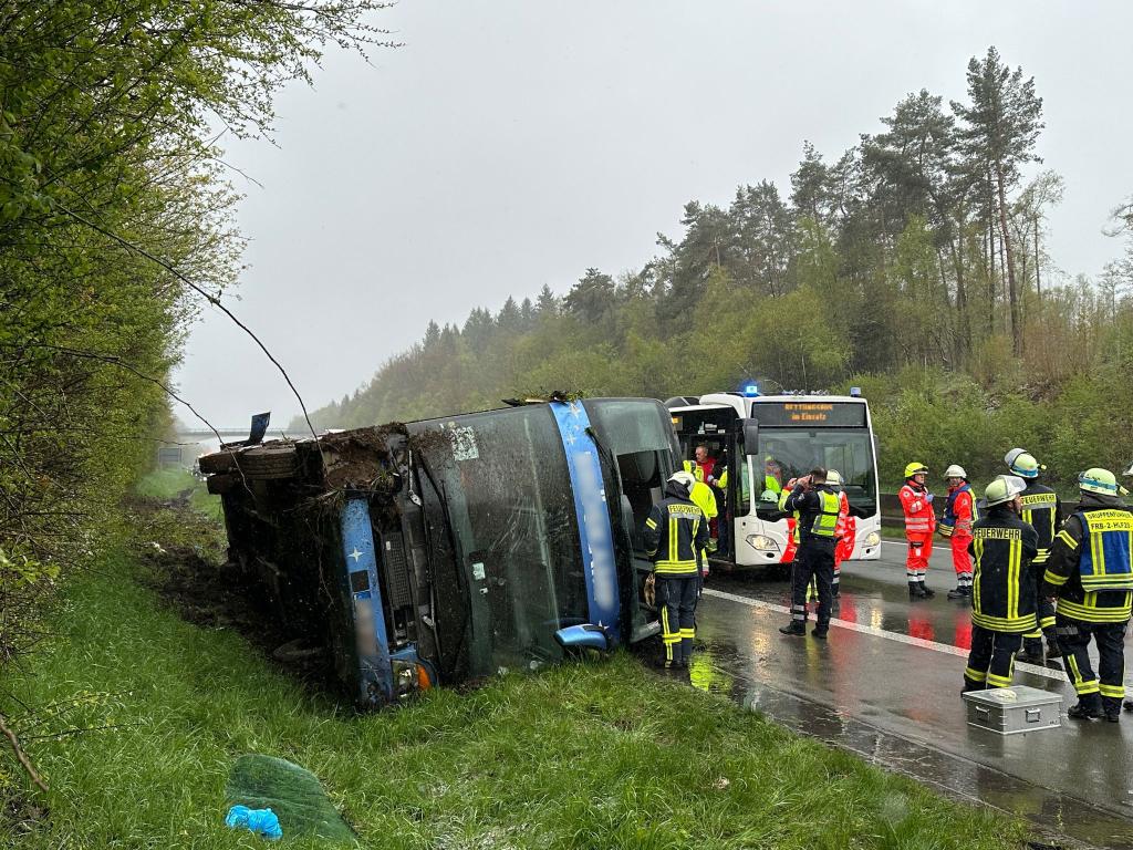 Ein Reisebus mit Schülern ist am Sonntagmorgen auf der Autobahn 45 im Sauerland umgestürzt. . - Foto: Berthold Stamm/dpa