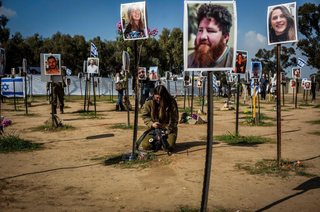 Überlebende und Angehörige der Opfer auf dem Gelände des Musikfestivals Supernova, einem der Orte des brutalen Terrorangriffs der Hamas vom 7. Oktober 2023. - Foto: Ilia Yefimovich/dpa