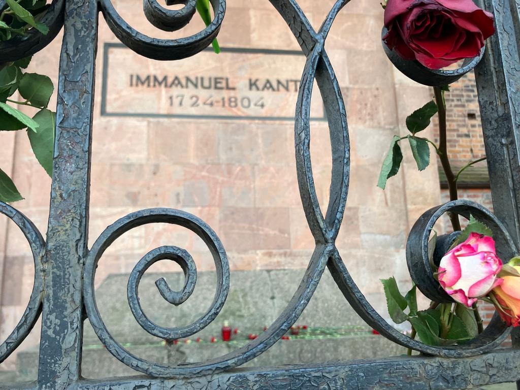 Blumen schmücken die Grabstelle von Immanuel Kant in Kaliningrad. - Foto: Andre Ballin/dpa