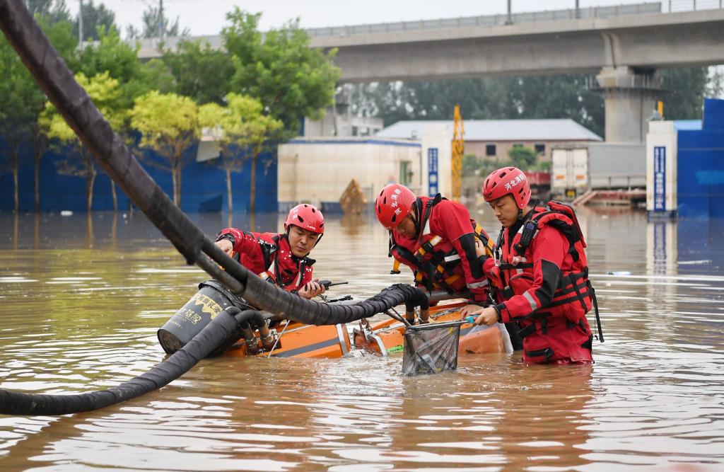 In Südchina haben starke Regenfälle zahlreiche Flüsse anschwellen lassen und für Überschwemmungen gesorgt. - Foto: Mu Yu/XinHua/dpa