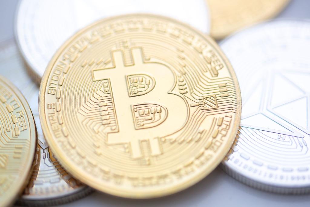 Bitcoin- (M.) und Ethereum-Münzen. - Foto: Fernando Gutierrez-Juarez/dpa