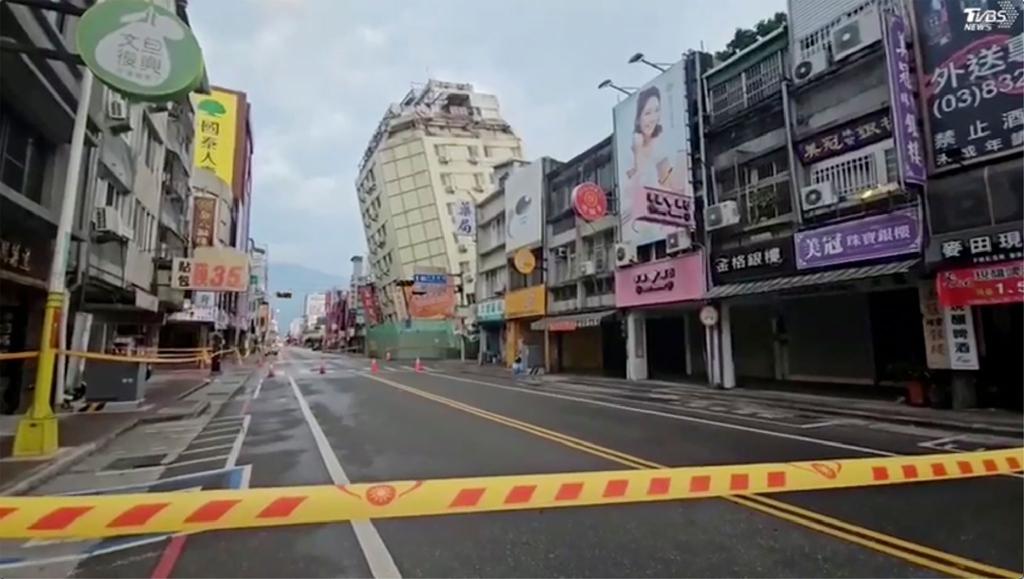 Straßen in Hualien sind abgesperrt, nachdem der Osten von Taiwan von einer Reihe von Erdbeben erschüttert wurde. - Foto: Uncredited/TVBS/AP/dpa
