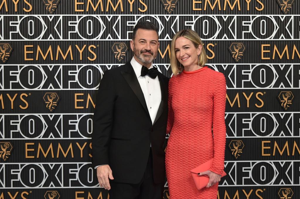 Jimmy Kimmel und Molly McNearney bei der Verleihung der 75. Primetime Emmy Awards. - Foto: Richard Shotwell/Invision/AP/dpa