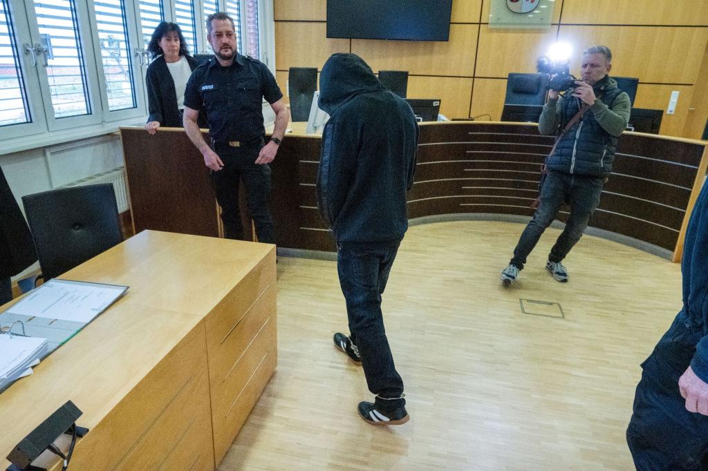 Der Hauptangeklagte am Landgericht Stralsund. Der Mann ist zu einer Haftstrafe verurteilt woden. - Foto: Stefan Sauer/dpa