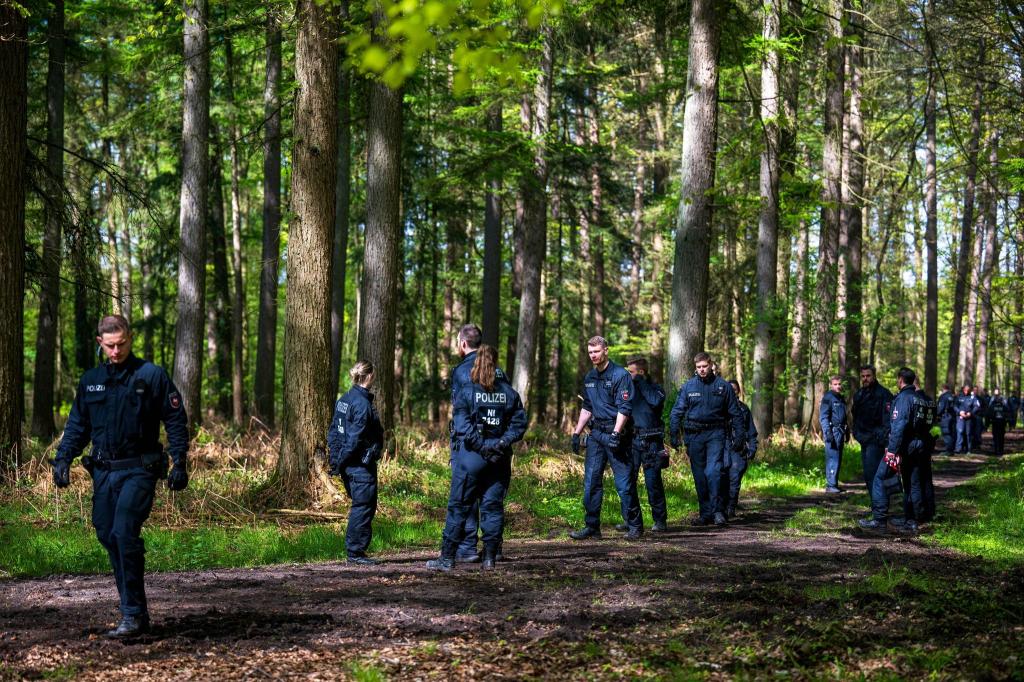 Einsatzkräfte suchen im niedersächsischen Bremervörde nach einem vermissten sechs Jahre alten Kind. - Foto: Sina Schuldt/dpa
