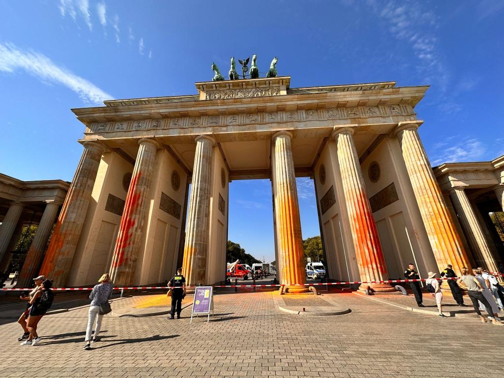 Mitglieder der Klimagruppe Letzte Generation sprühten das Brandenburger Tor im vergangenen September mit oranger Farbe an. - Foto: Paul Zinken/dpa