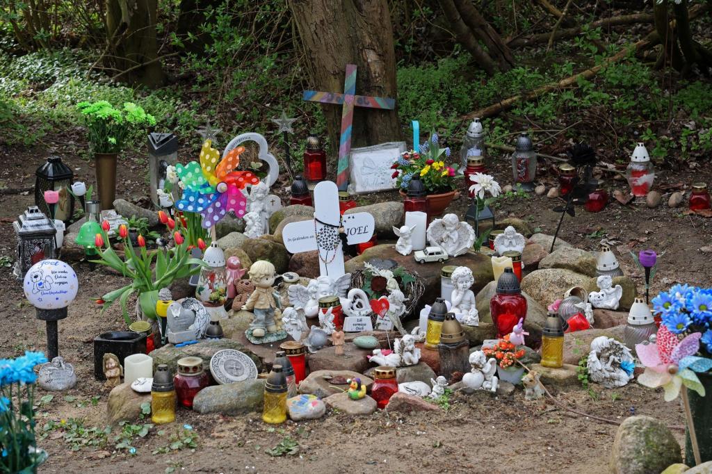 Kreuze, Figuren, Kerzen und Blumen stehen in Pragsdorf an der Stelle, wo die Leiche des kleinen Joel gefunden wurde. - Foto: Bernd Wüstneck/dpa