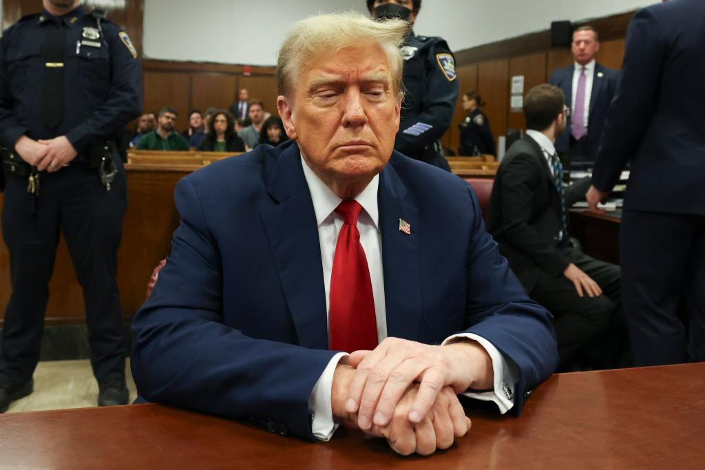 Donald Trump will im November erneut zum Präsidenten gewählt werden. Doch derzeit sitzt er bei seinem eigenen Strafprozess im Zusammenhang mit Schweigegeldzahlungen an einen Pornostar. - Foto: Brendan McDermid/Pool Reuters/AP/dpa