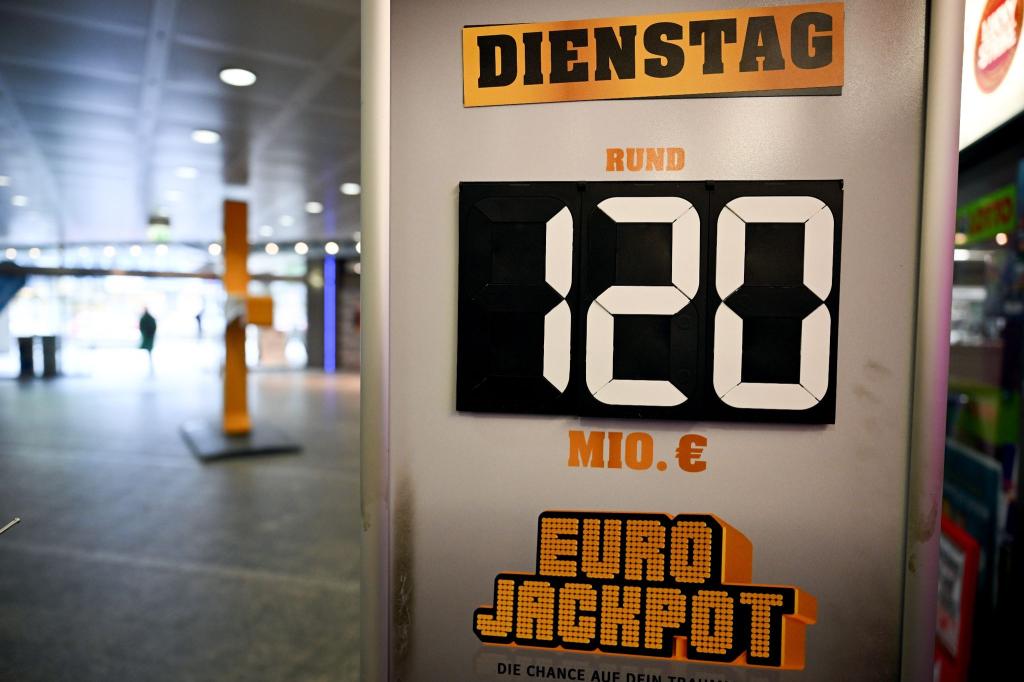 Der Eurojackpot in Höhe von 120 Millionen Euro ist geknackt worden. - Foto: Federico Gambarini/dpa