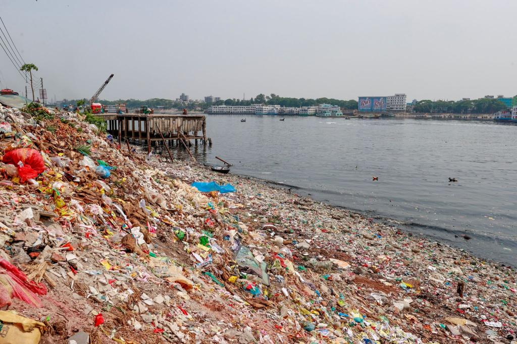 Nicht nur Dhaka, die Hauptstadt Bangladeschs, hat mit Bergen von Plastikmüll zu kämpfen. Zurzeit verhandeln Delegierte aus mehr als 170 Ländern in Kanada über ein globales UN-Abkommen gegen Plastikverschmutzung. - Foto: Suvra Kanti Das/ZUMA Press Wire/dpa