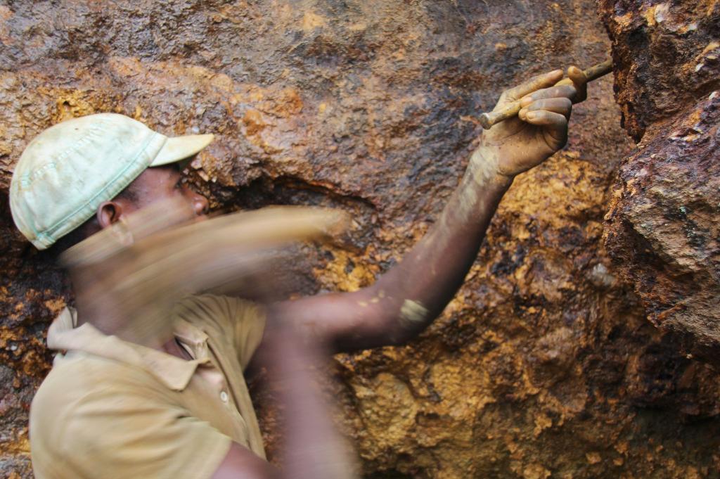Ein Mann arbeitet in der Mine Zola Zola bei Nzibira in der ostkongolesischen Provinz Süd-Kivu. Heute stimmt das EU-Parlament in Straßburg darüber ab. - Foto: Jürgen Bätz/dpa
