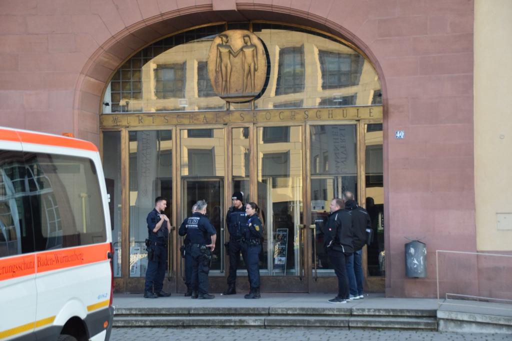 Einsatzkräfte der Polizei stehen vor der Universität in Mannheim. Das Landeskriminalamt ermittelt nun zu dem tödlichen Polizeieinsatz. - Foto: René Priebe/dpa