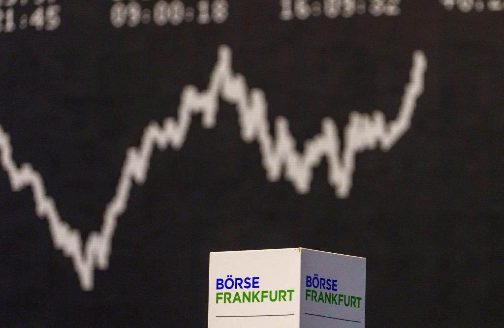 Die Kurve des deutschen Aktienindex (Dax) zeigt nach oben. Die Deutsche Börse hat im ersten Quartal 2024 deutlich mehr verdient als erwartet. - Foto: Andreas Arnold/dpa