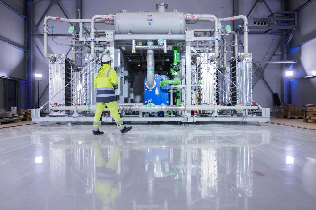 Ein Elektrolyseur für die Herstellung von grünem Wasserstoff bei Air Liquide in Oberhausen. - Foto: Rolf Vennenbernd/dpa