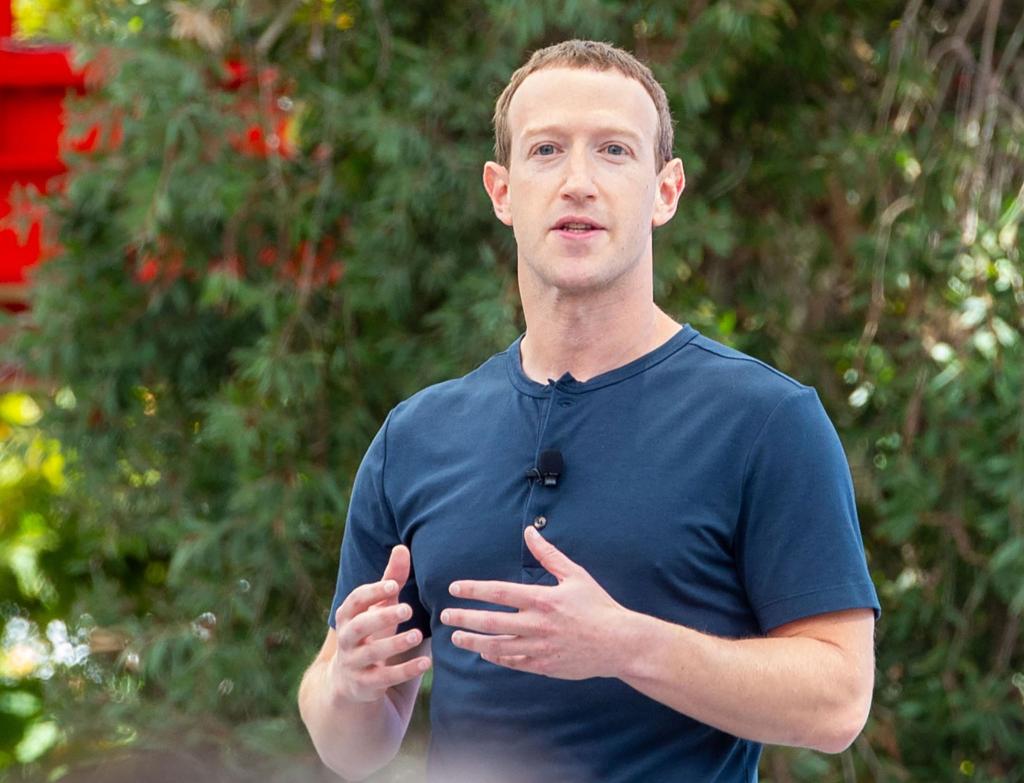 Mark Zuckerbergs große KI-Pläne bringen Meta stärker in Wettbewerb mit dem ChatGPT-Entwickler OpenAI und anderen Tech-Schwergewichten. - Foto: Andrej Sokolow/dpa