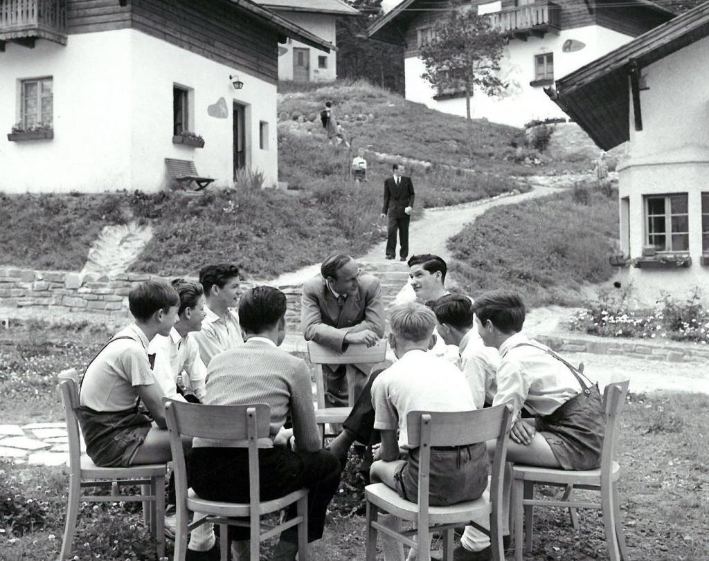 1953: Kinderdorf-Gründer Hermann Gmeiner unterhält sich mit Kindern im ersten SOS-Kinderdorf. - Foto: Handout/SOS-Kinderdörfer/dpa