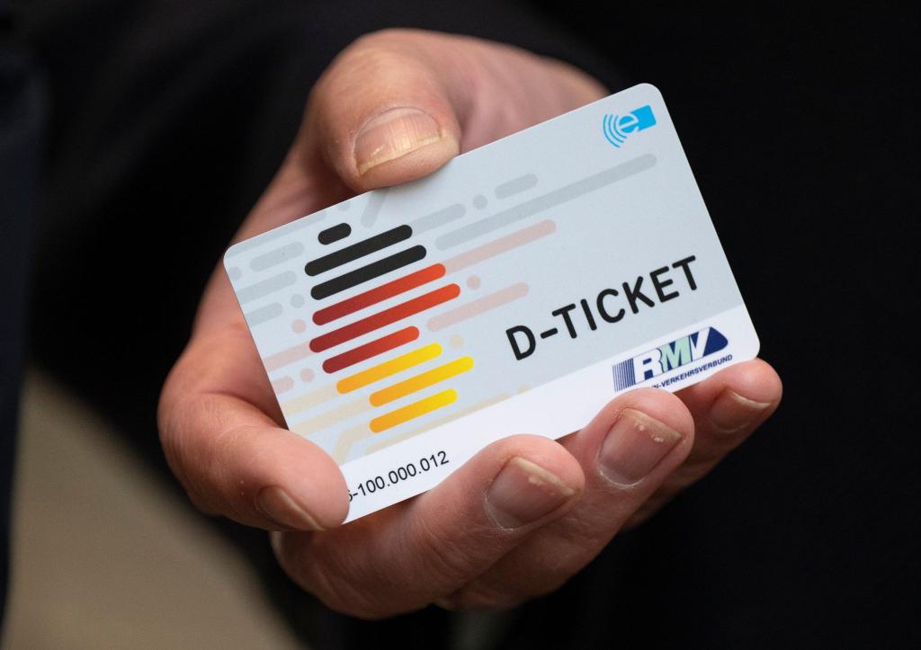 Das Ticket ermöglicht bundesweite Fahrten in Bussen und Bahnen des ÖPNV für 49 Euro pro Monat. - Foto: Boris Roessler/dpa