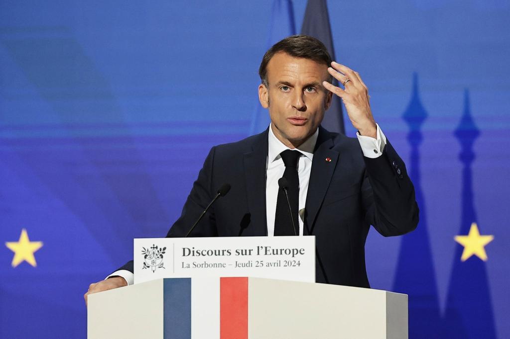 Der französische Präsident Emmanuel Macron fordert eine europäische Verteidigungsstrategie mit einer gemeinsamen Rüstungsindustrie und einer über Fonds der EU finanzierte beschleunigte Aufrüstung. - Foto: Christophe Petit Tesson/EPA POOL/AP/dpa