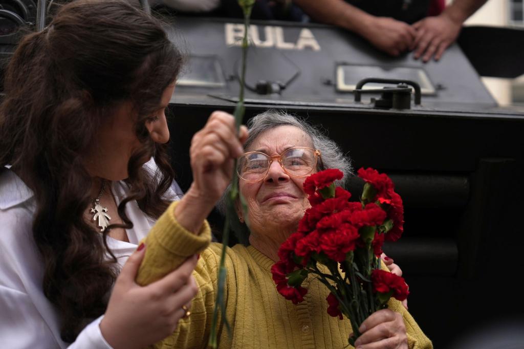 Die 90-jährige Celeste Caeiro hält einen Strauß rote Nelken bei den Feierlichkeiten zum 50. Jahrestag der «Nelkenrevolution» in Lissabon. - Foto: Ana Brigida/AP/dpa