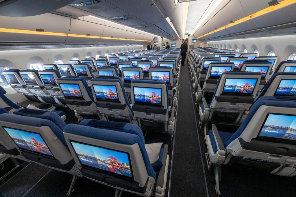 Sitze der Economy Class mit Bildschirmen während der Vorstellung von Lufthansa «Allegris» in einem Airbus A350-900. Mit dem Kunstbegriff «Allegris» ist ein neues Kabinenkonzept gemeint, das eine neue Bestuhlung für alle vier Reiseklassen der Langstreckenflugzeuge bedeutet soll. - Foto: Peter Kneffel/dpa