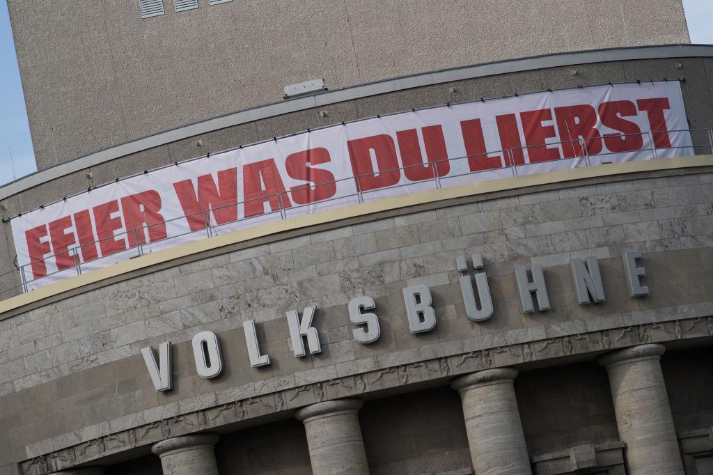 Die Berliner Volksbühne nimmt Abschied von René Pollesch. - Foto: Sebastian Christoph Gollnow/dpa