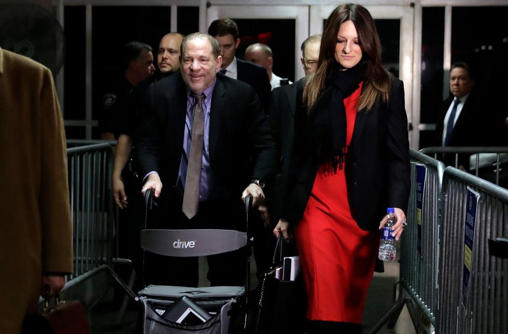 Harvey Weinstein (Mitte l), Filmproduzent aus den USA, verlässt 2020 den Gerichtssaal. - Foto: Richard Drew/AP/dpa