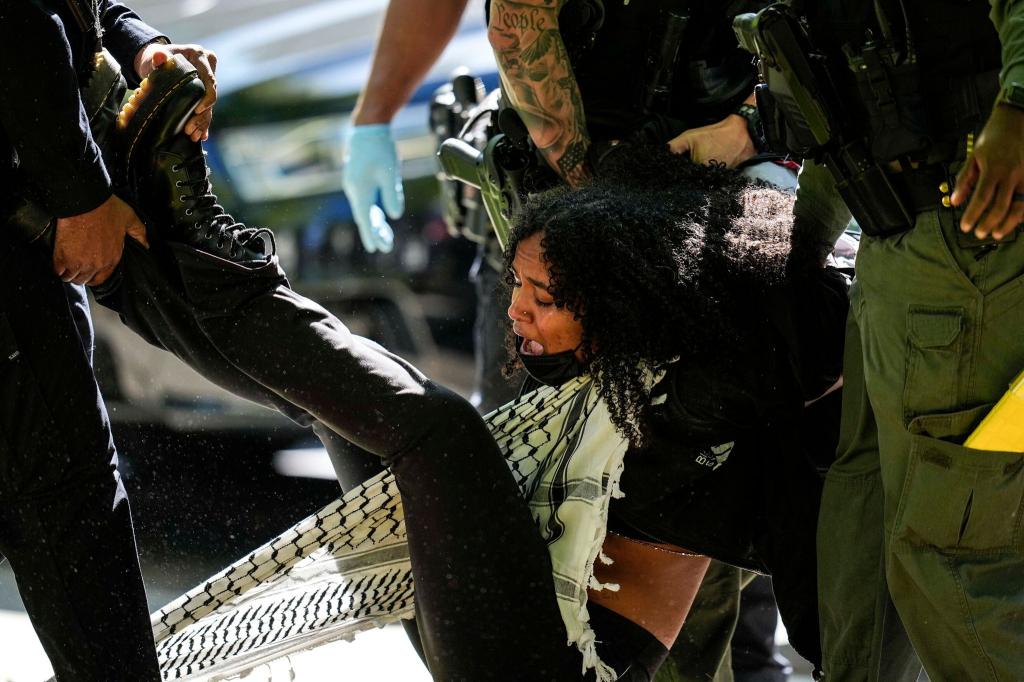 Die Behörden in Atlanta nehmen einen Demonstranten auf dem Campus der Emory University während einer pro-palästinensischen Demonstration fest. - Foto: Mike Stewart/AP/dpa