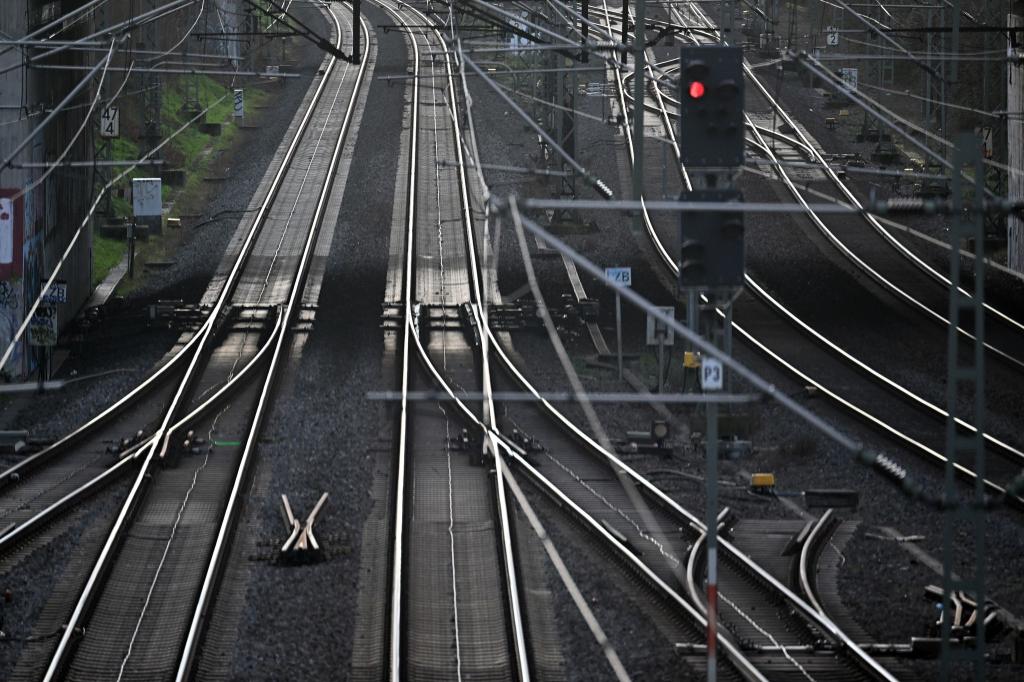 Kabeldiebe haben den Zugverkehr in Teilen des Ruhrgebiets und im Norden Nordrhein-Westfalens über Stunden lahmgelegt. - Foto: Federico Gambarini/dpa