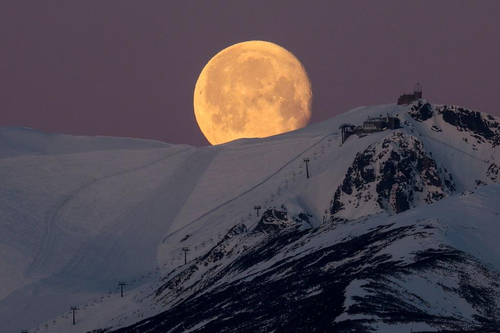 Der Monduntergang über dem Berg Kasprowy Wierch, in den polnischen Tatra-Bergen, von Polana Zgorzelisko aus gesehen. - Foto: Grzegorz Momot/PAP/dpa