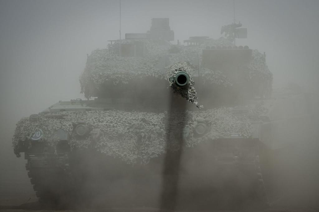Fahrt durch eine Staubwolke: Ein Leopard-2-Kampfpanzer der Bundeswehr bei der Nato-Übung «Griffin Storm» in Litauen. - Foto: Kay Nietfeld/dpa