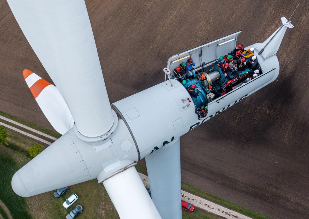 Bürgermeister, Lokalpolitiker und interessierte Bürger besichtigten in Rostock die Turbinen auf einer Windkraftanlage mit geöffnetem Dach. Bereits vor dem Tag der Erneuerbaren Energien (27.04.) kann das Windrad besichtigt werden. - Foto: Jens Büttner/dpa
