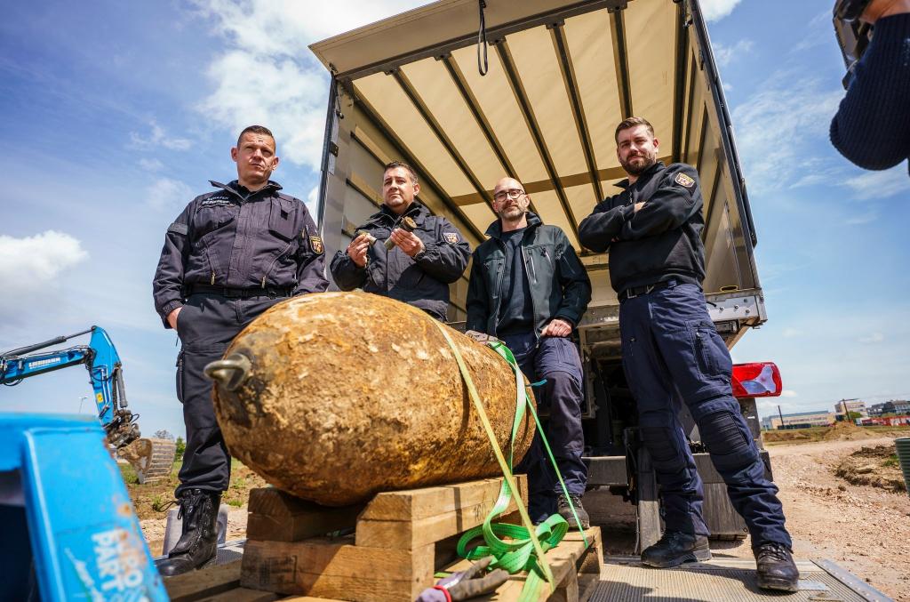 Erfolgreich entschärft: Mitarbeiter des Kampfmittelräumdienstes Rheinland-Pfalz stehen um die US-amerikanische 500-Kilo-Bombe in Mainz, die nach rund 80 Jahren immer noch als gefährlich galt. - Foto: Andreas Arnold/dpa