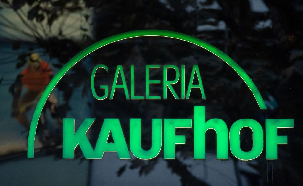 Das Logo der Warenhauskette Galeria Kaufhof ist an einer Filiale zu sehen. - Foto: Marijan Murat/dpa
