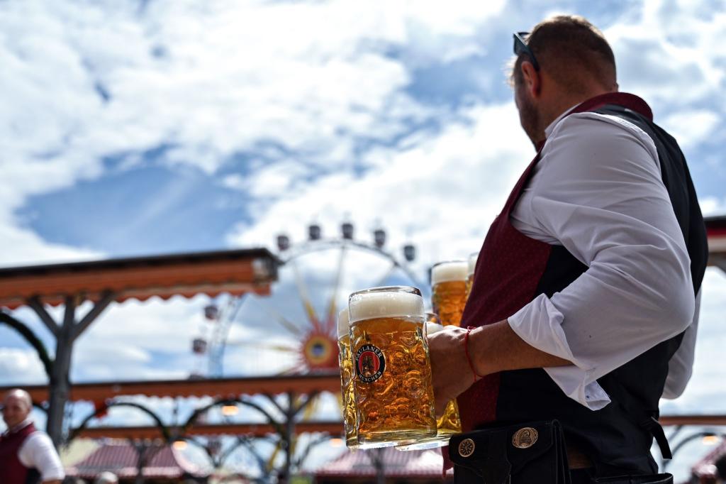 Sonne auf dem Frühlingsfest: Nach einigen Tagen des typischen Aprilwetters werden die Getränke auf dem Münchner Volksfest wieder bei Sonne serviert. - Foto: Niklas Treppner/dpa