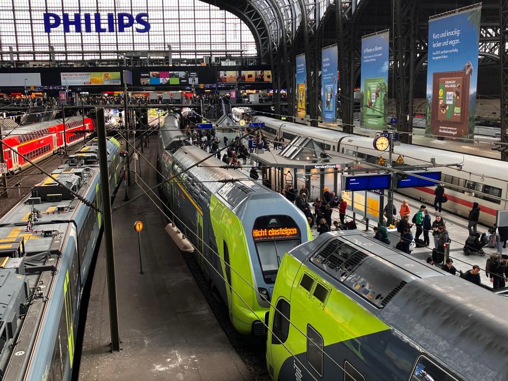 Bei einem Bahnunglück am Hamburger Hauptbahnhof sind am Freitagnachmittag sechs Menschen verletzt worden. - Foto: Thomas Müller/dpa