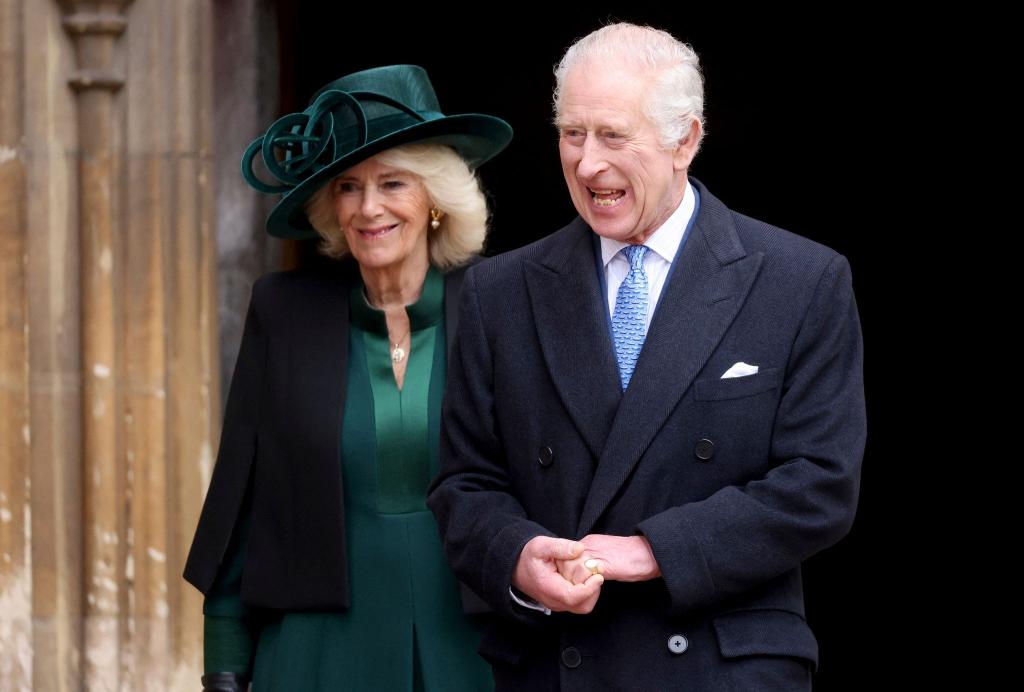 König Charles und Königin Camilla wollen am kommenden Dienstag eine Krebsklinik besuchen und sich dort mit Ärzten und Patienten treffen. - Foto: Hollie Adams/Reuters Pool/AP/dpa