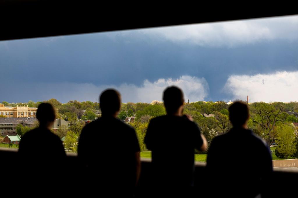 Die Gefahr im Blick: Menschen beobachten einen Tornado in Lincoln im US-Bundestaat Nebraska von einem Parkhaus aus. - Foto: KENNETH FERRIERA/Lincoln Journal Star/AP/dpa