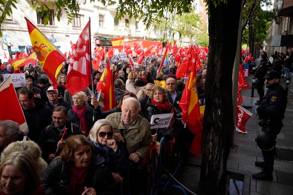 Gegen einen möglichen Rücktritt: Anhänger des spanischen Ministerpräsidenten Pedro Sánchez versammeln sich während einer Demonstration vor der Parteizentrale der PSOE. - Foto: Andrea Comas/AP/dpa