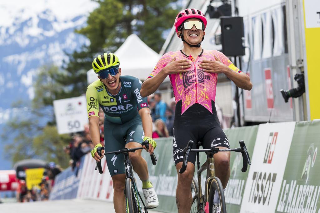 Richard Carapaz (r) setzte sich auf der vierten Etappe der Tour de Romandie knapp gegen Florian Lipowitz durch. - Foto: Jean-Christophe Bott/KEYSTONE/dpa