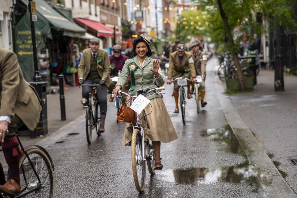 Durch London im Retro-Stil: Traditionell britisch gekleidet, vorzugsweise Tweed, und mit klassischen Fahrrädern sind die Teilnehmer des jährlichen «Tweed Run» unterwegs. - Foto: Jeff Moore/PA Wire/dpa
