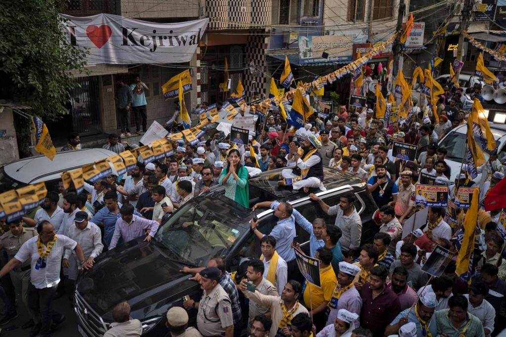 Mit einem Zug von Anhängern fährt Sunita Kejriwal während der laufenden Nationalwahlen in Indien durch die Straßen Neu Delhis. Ihr Ehemann Arvind Kejriwal, ehemaliger Regierungschef und prominenter Oppositionsführer, wurde im März verhaftet. - Foto: Altaf Qadri/AP/dpa