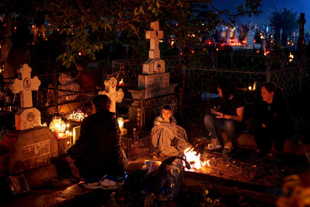Mit Feuern und Essen haben sich auf diesem Friedhof nahe Bukarest viele Gläubige versammelt, um ihren Angehörigen zu gedenken. Die Rumänisch-Orthodoxe Kirche hat nach der russischen zahlenmäßig die zweitgrößte orthodoxe Glaubensgemeinschaft der Welt. - Foto: Andreea Alexandru/AP/dpa