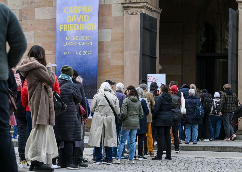 Im Vorverkauf wurden für die Caspar-David-Friedrich-Ausstellung bisher etwa 75.000 Einzeltickets verkauft. - Foto: Jens Kalaene/dpa