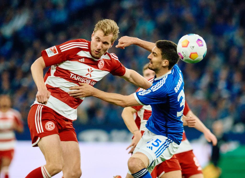 Die Düsseldorfer um Stürmer Vincent Vermeij (l) holten beim FC Schalke nur einen Punkt. - Foto: Bernd Thissen/dpa